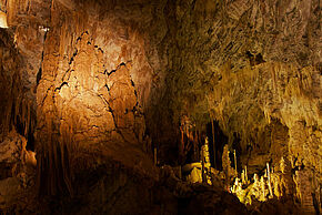 Photo d'une grotte avec de nombreuses stalactitites