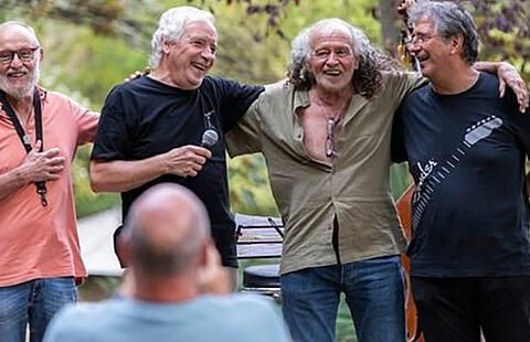 Photo des 4 musiciens se tenant par les bras