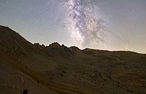 Photo prise de nuit en montagne de la voie lactée