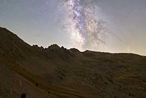 Photo prise de nuit en montagne de la voie lactée