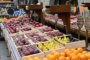 Photo vue de haut de légumes et de fruits sur un stand